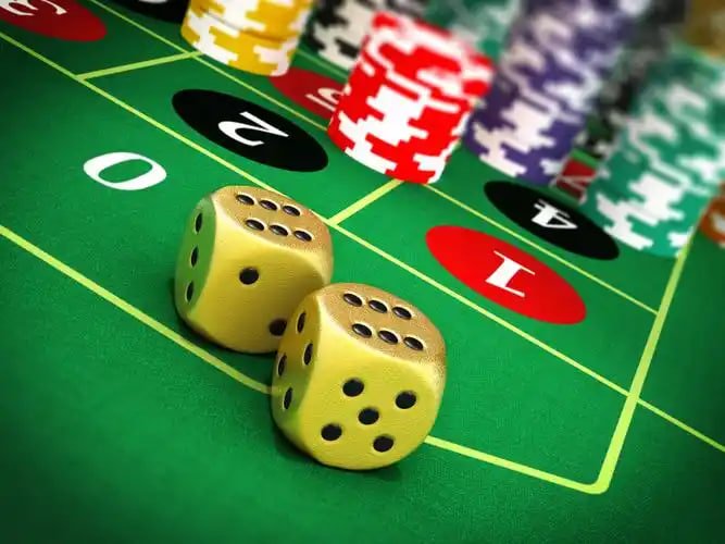 တိုက်ရိုက် Live Dealer ဒိုင်လာနှင့် Baccarat ကစားနေသောပုံ