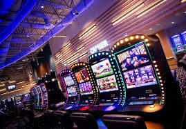 မြန်မာ ကစားသမား မိုဘိုင်းဖြင့် Online Slots ကစားနေသောပုံ